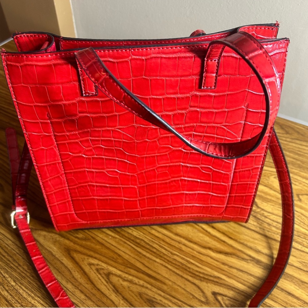 Vibrant Red Crocodile Embossed Shoulder Bag Adjustable Strap Zip Closure - Picture 3 of 11